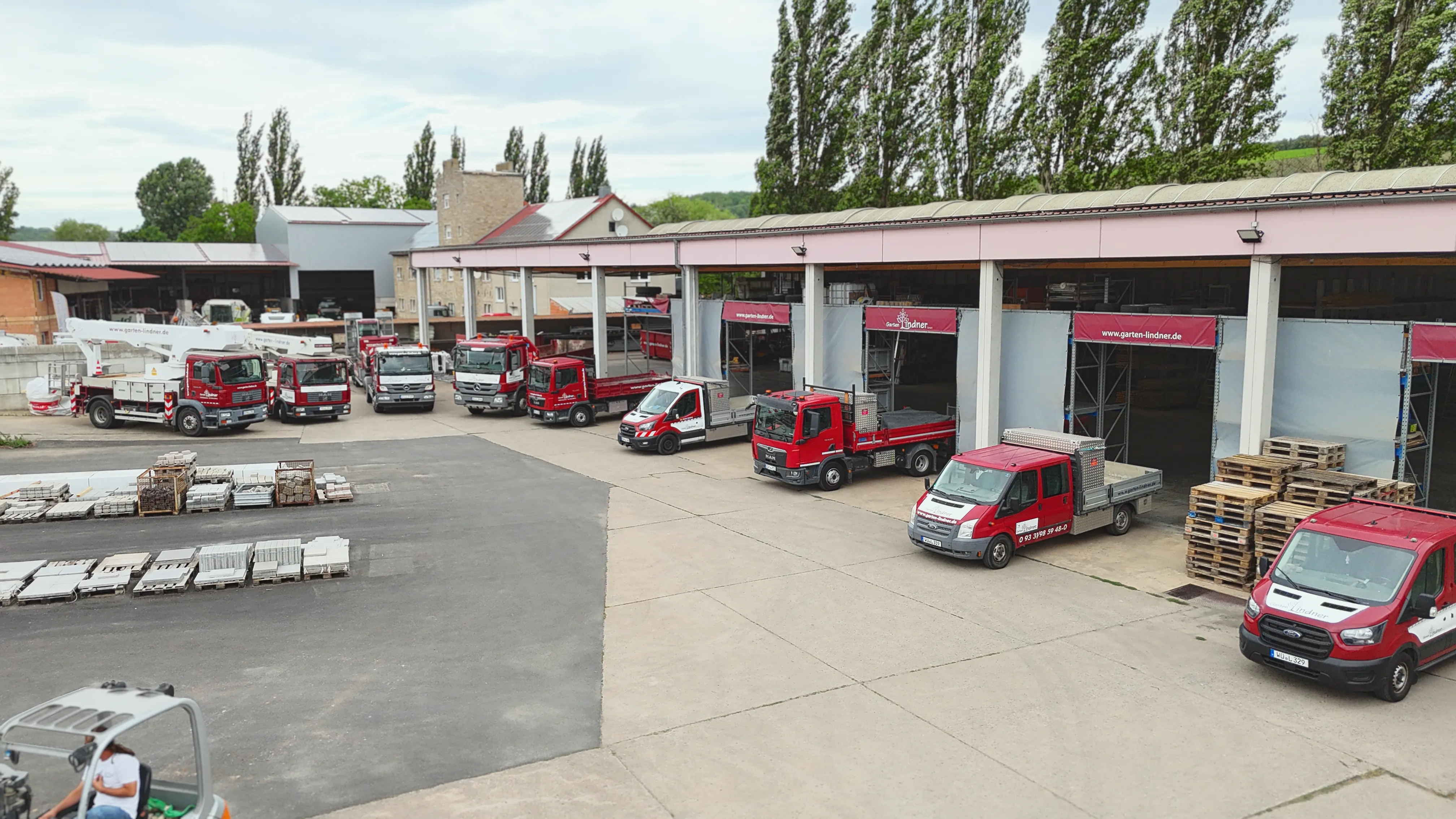 Der Fuhrpark der Garten Lindner GmbH auf dem Betriebsgelände in Ochsenfurt